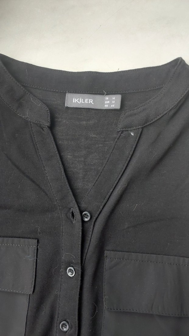 Siyah V Yakalı Düğmeli Kolsuz Bluz - Görsel 4