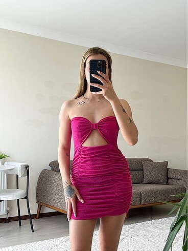 Pembe simli elbise