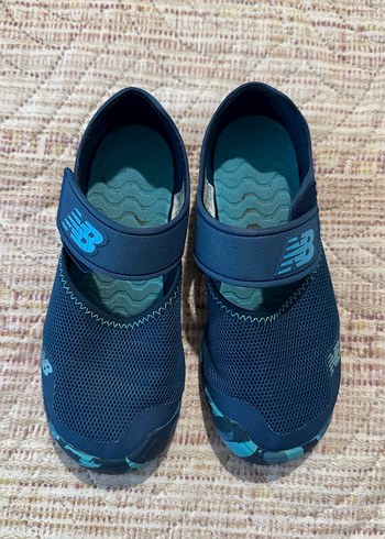 New Balance Erkek Çocuk Lacivert Cırtlı Terlik