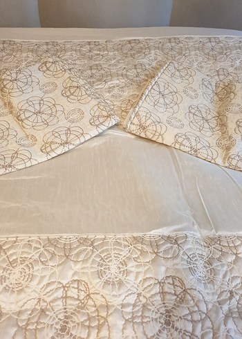 Peperhome İşlemeli Beyaz Parlak Yatak Örtüsü - Görsel 2