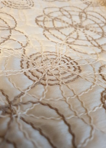 Peperhome İşlemeli Beyaz Parlak Yatak Örtüsü - Görsel 3