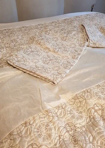 Peperhome İşlemeli Beyaz Parlak Yatak Örtüsü - Görsel 4