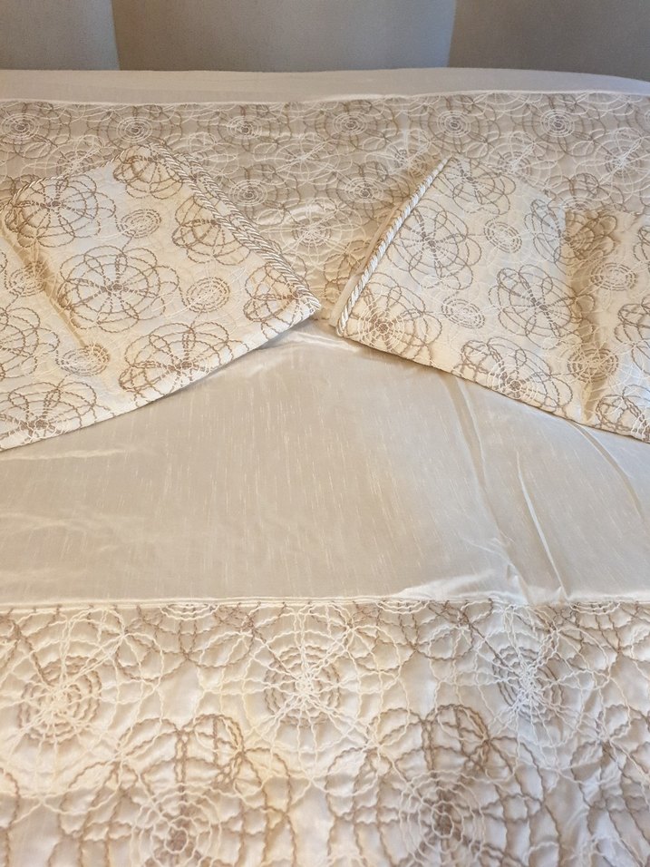 Peperhome İşlemeli Beyaz Parlak Yatak Örtüsü - Görsel 2