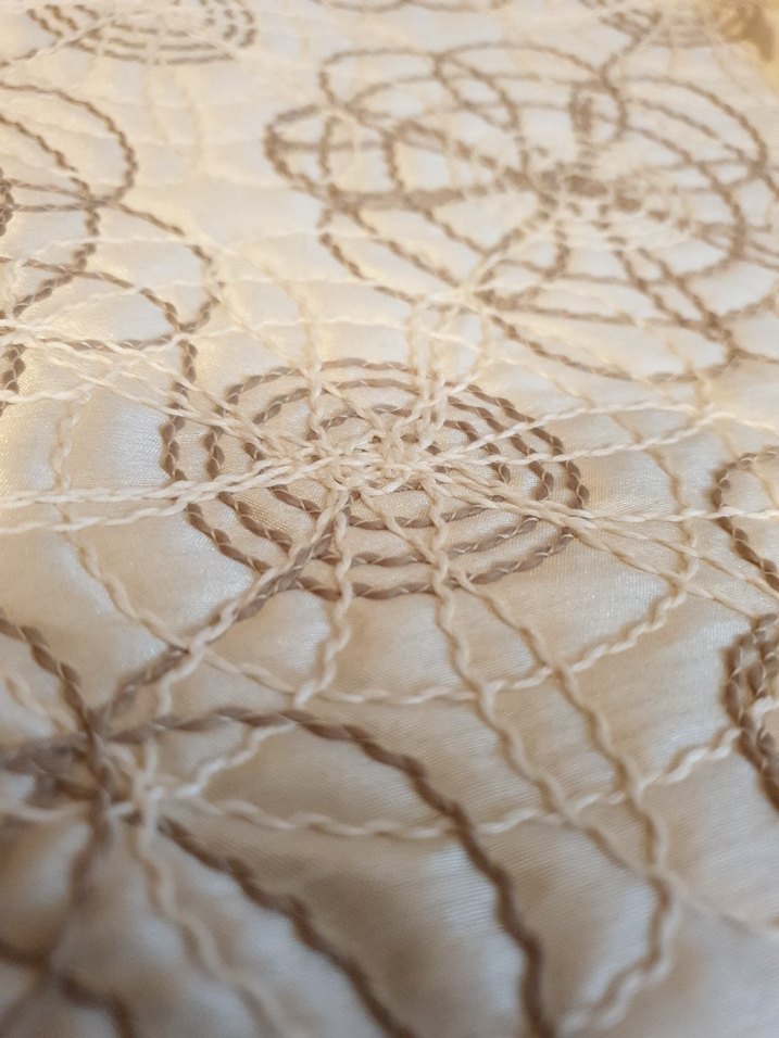 Peperhome İşlemeli Beyaz Parlak Yatak Örtüsü - Görsel 3