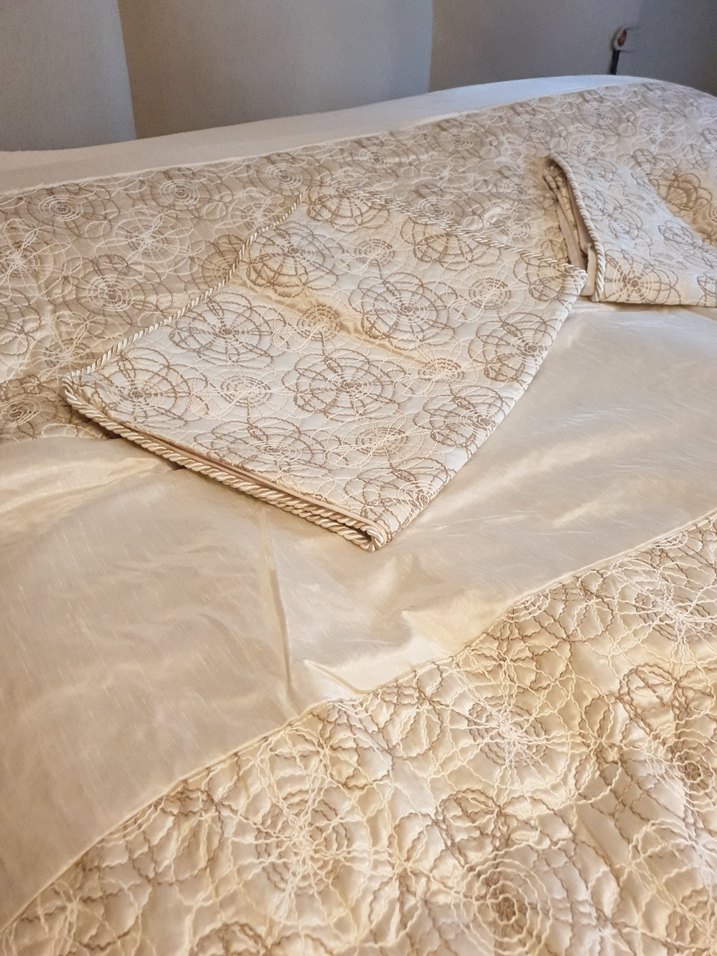 Peperhome İşlemeli Beyaz Parlak Yatak Örtüsü - Görsel 4