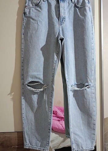 Mavi Yırtık Detaylı Mom Jean - Görsel 3
