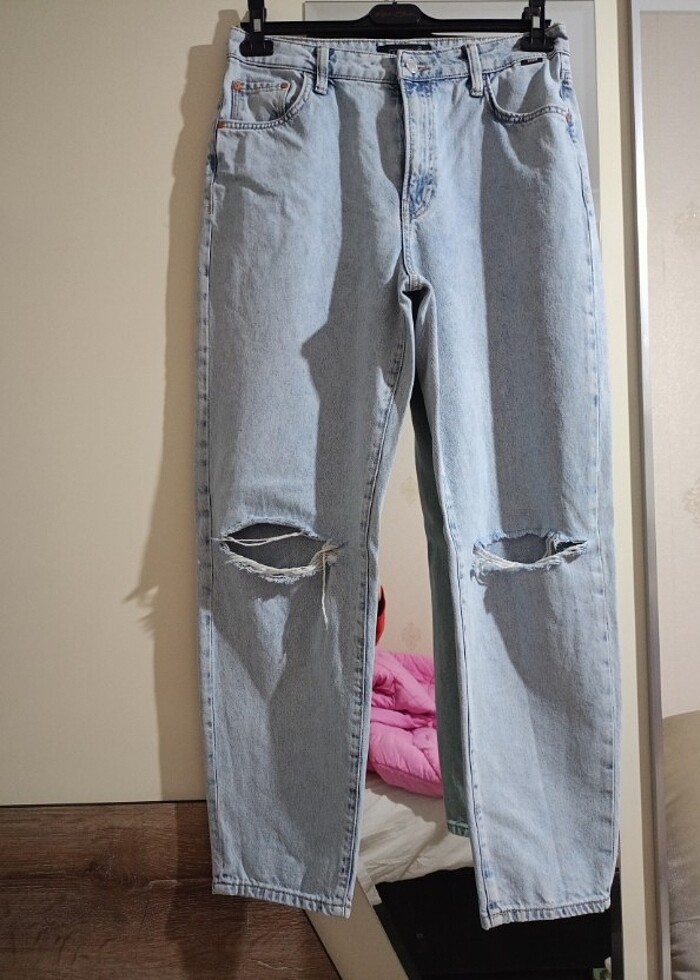 Mavi Yırtık Detaylı Mom Jean - Görsel 4