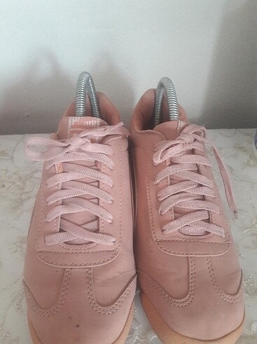 Pembe spor ayakabı 