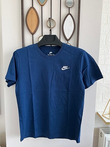 Nike Sportswear Club Essentials Kadın Tişörtü