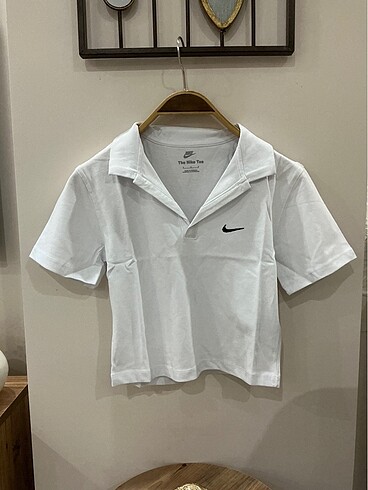 NİKE Polo Yaka Slim-Fit Crop Tarzı Kadın Tişört