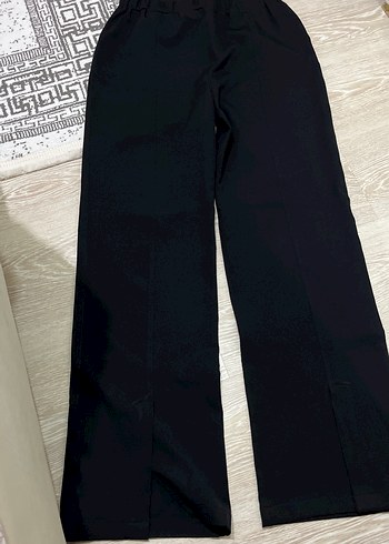 Siyah yırtmaçlı bol krem pantolon - Görsel 3