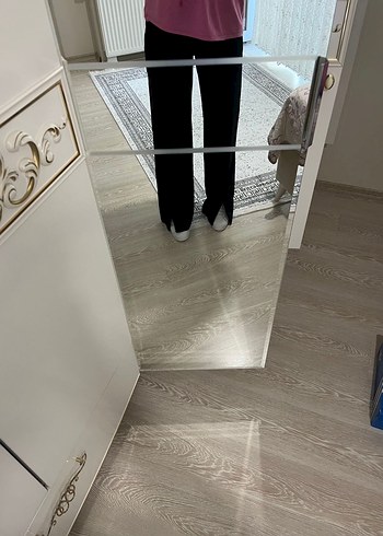 Siyah yırtmaçlı bol krem pantolon - Görsel 2