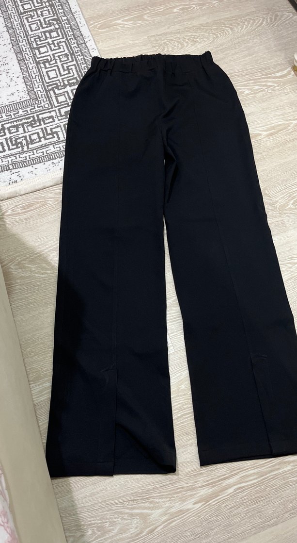 Siyah yırtmaçlı bol krem pantolon - Görsel 3