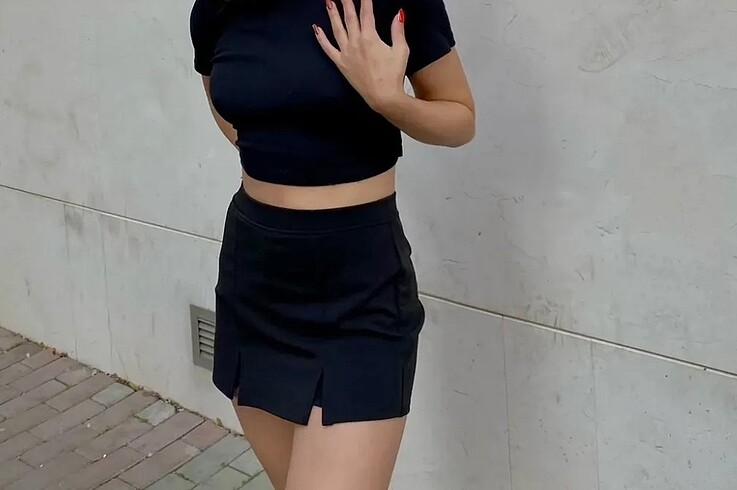 Siyah yirtmacli sort etek