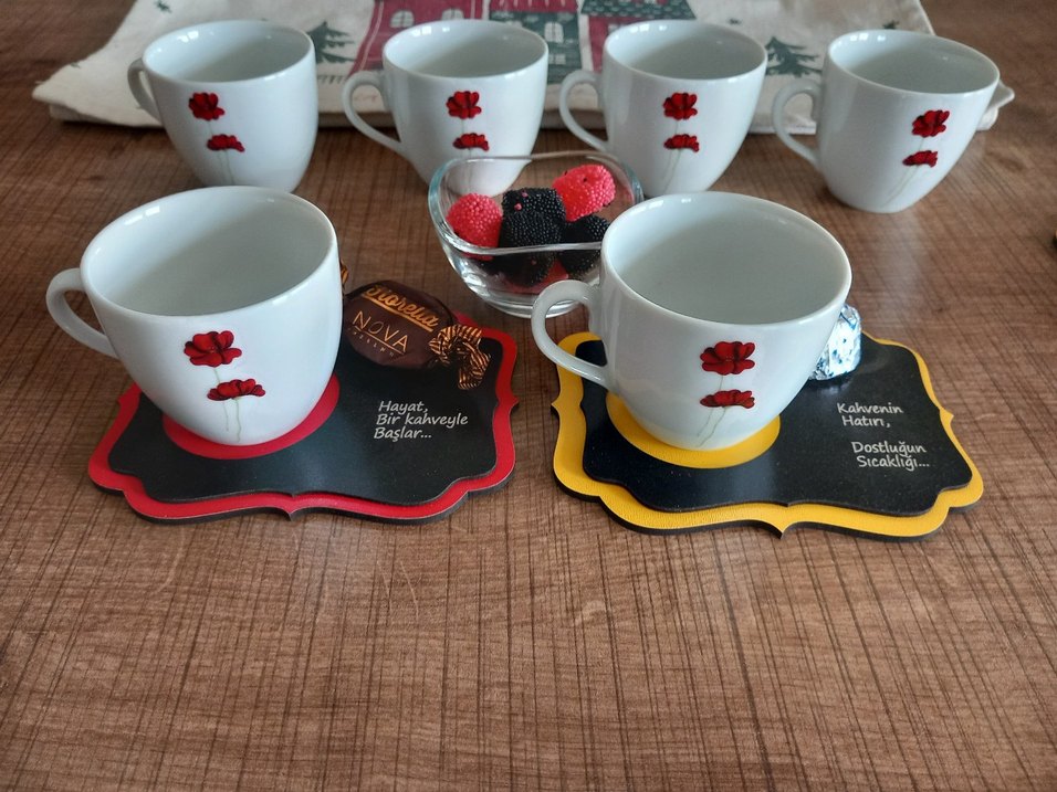 Kırmızı Çiçek Desenli Kahve Fincanı - Görsel 2