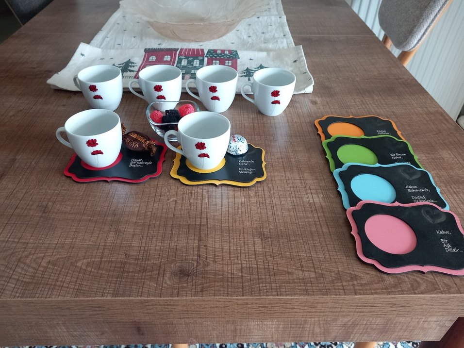 Kırmızı Çiçek Desenli Kahve Fincanı - Görsel 4