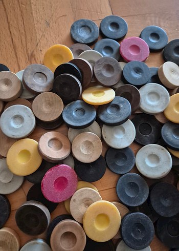 Renkli Ahşap ve plastikten çok fazla tavla pulu