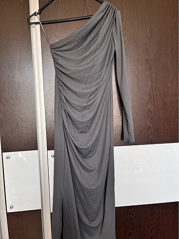 Zara tek kol yırtmaçlı elbise