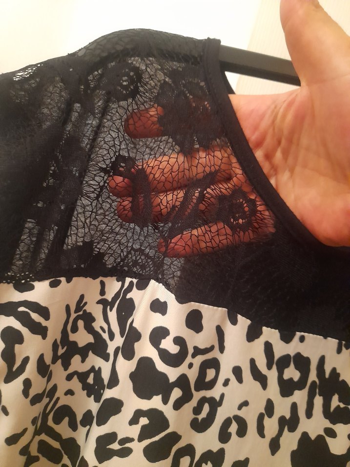 Dantel Detaylı Siyah Desenli Kadın Bluz - Görsel 2