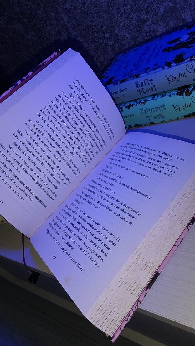 Yakut Kırmızı, Safir Mavi, Zümrüt Yeşil Roman Seti - Görsel 2