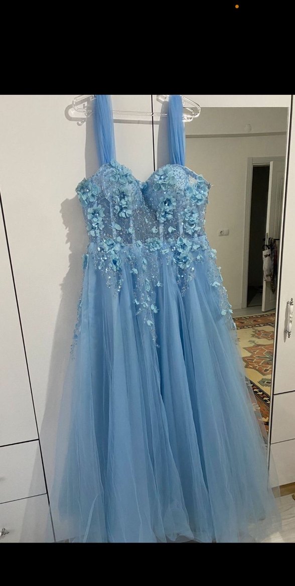 Mavi Nakışlı Transparan Uzun Nişan Elbisesi - Görsel 2