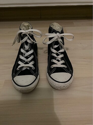 Converse ayakkabı.