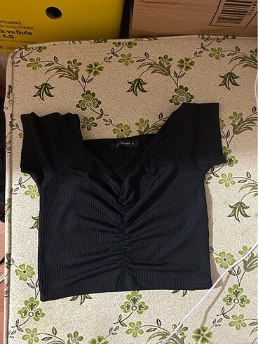 Siyah büzgülü crop