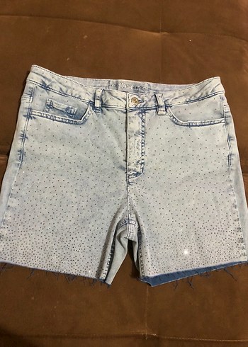 Düğmeli Taşlı Mini Denim Şort