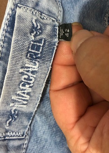 42 Beden mavi Renk Düğmeli Taşlı Mini Denim Şort