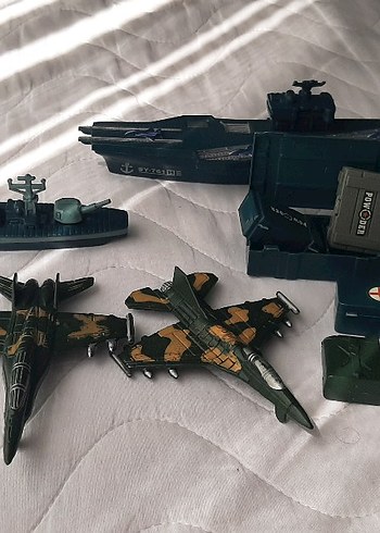 Kara ve Kamuflaj Renkli Model Uçak ve Gemi Seti fotolarda tümü - Görsel 6