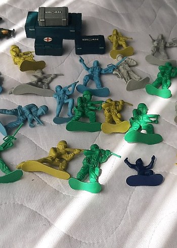 Kara ve Kamuflaj Renkli Model Uçak ve Gemi Seti fotolarda tümü - Görsel 5