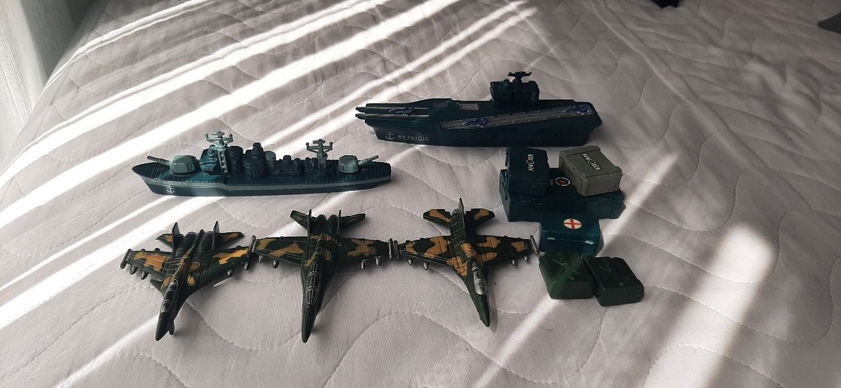 Kara ve Kamuflaj Renkli Model Uçak ve Gemi Seti fotolarda tümü - Görsel 2