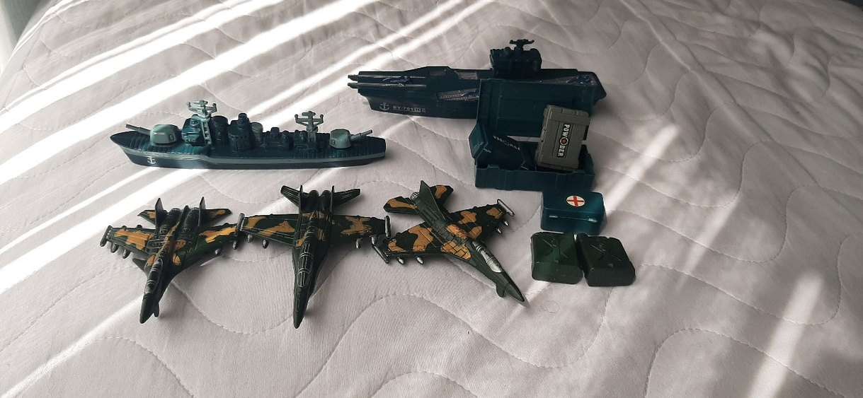 Kara ve Kamuflaj Renkli Model Uçak ve Gemi Seti fotolarda tümü - Görsel 3