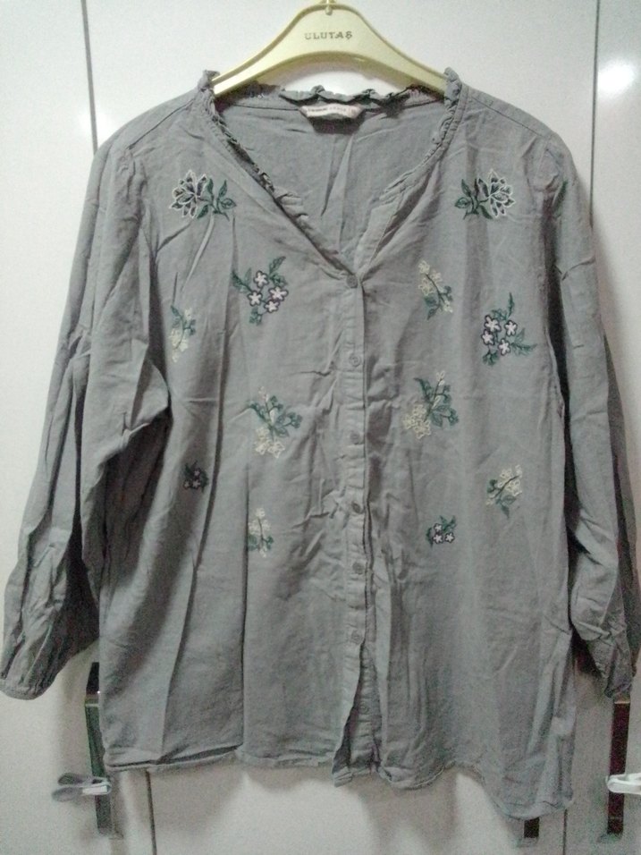 HÂKİ YEŞİL LCWAİKİKİ 50 BDN çiçek Nakışlı işlemeli keten Bluz - Görsel 2