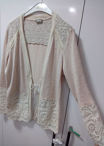 PUDRA TRİKO ÖRGÜ VE KREM DANTEL İŞLEMELİ YURTDIŞI CEKETSIFIR M/L - Görsel 2