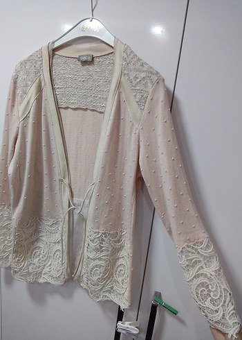 PUDRA TRİKO ÖRGÜ VE KREM DANTEL İŞLEMELİ YURTDIŞI CEKETSIFIR M/L - Görsel 3