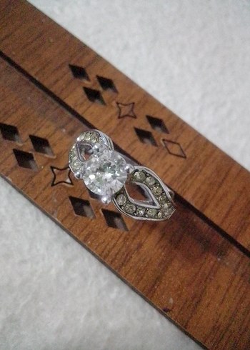 ZİRKON TEK TAŞ VE YANLARINDA MARKAZİT TAŞ KAPLAMA VE 19 ÖLÇÜDE - Görsel 2