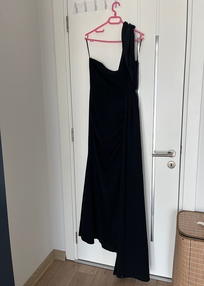 Tek Kol Askı Detaylı Kuyruklu Abiye - Görsel 2