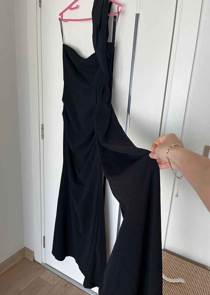 Tek Kol Askı Detaylı Kuyruklu Abiye - Görsel 3