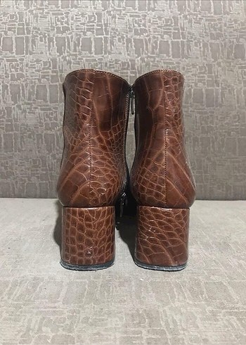 Bershka Kahverengi Parlak Yılan Desenli Deri Kadın Bot