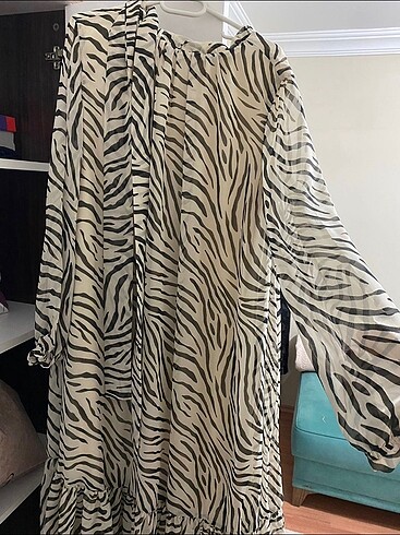 Zebra desenli şifon kemerli elbise