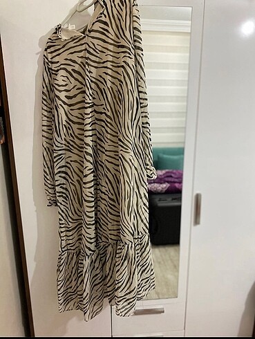 36 Beden Zebra desenli şifon kemerli elbise