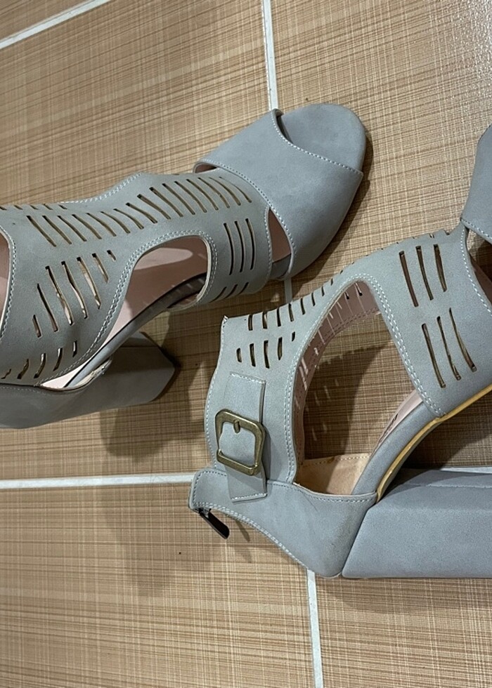 Gri topuklu ayakkabı - Görsel 3