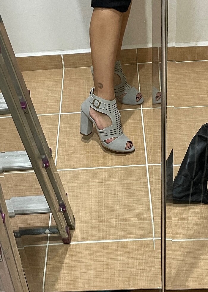 Gri topuklu ayakkabı - Görsel 2