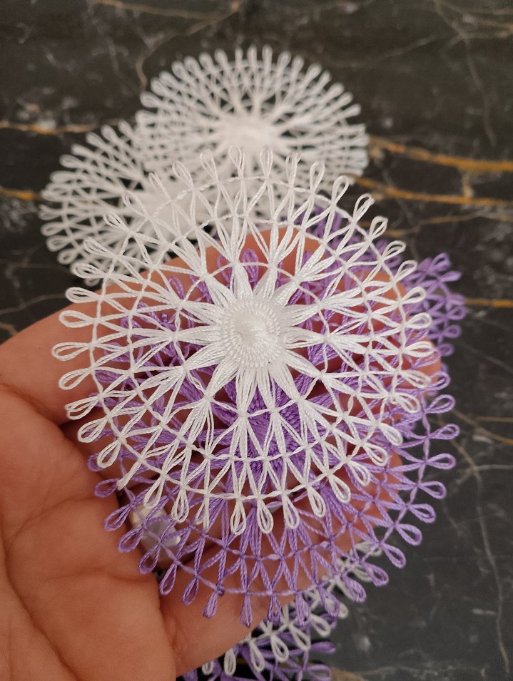 Beyaz ve mor motif iğne - Görsel 2