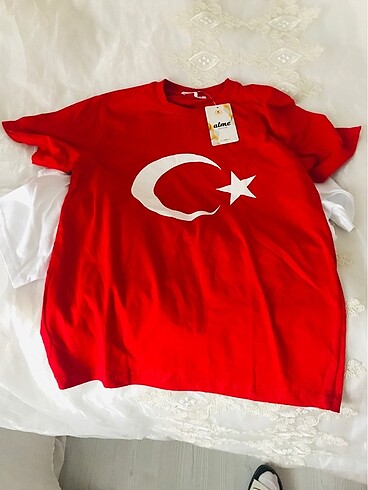 Yeni etiketli tişört