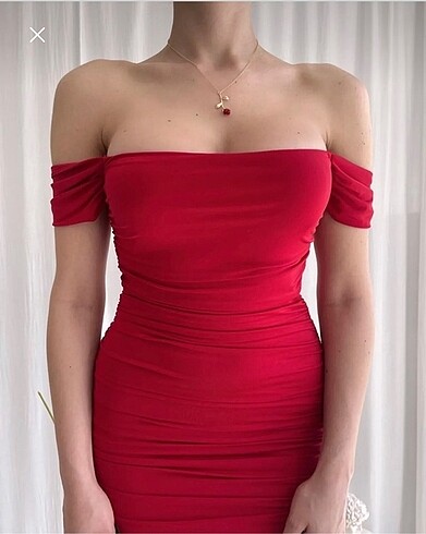 Kırmızı omuz detaylı elbise