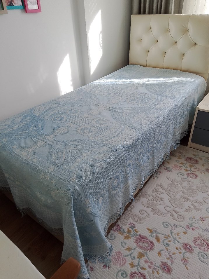 Nakışlı Açık Mavi Yatak Örtüsü - Görsel 3