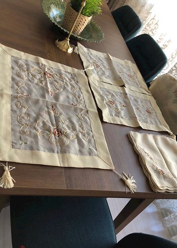 İşlemeli Beyaz Masa Örtüsü - Görsel 2