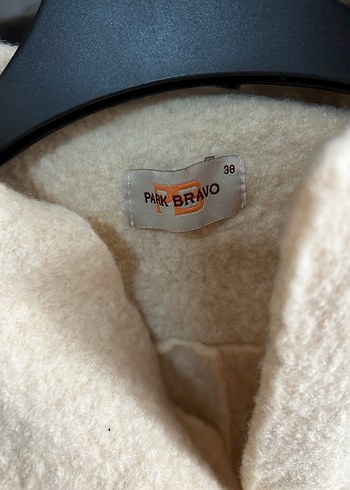 Beyaz Mini Yün Düğmeli ceket - Görsel 3